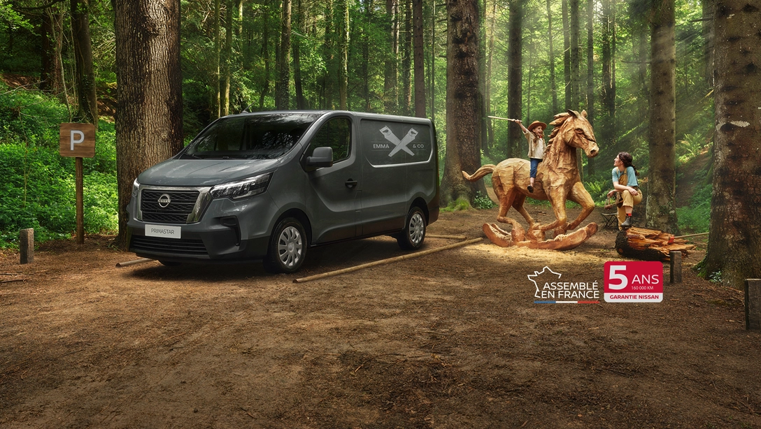 Vue latérale du Nissan Primastar Diesel sur fond noir, mettant en avant son design utilitaire moderne
