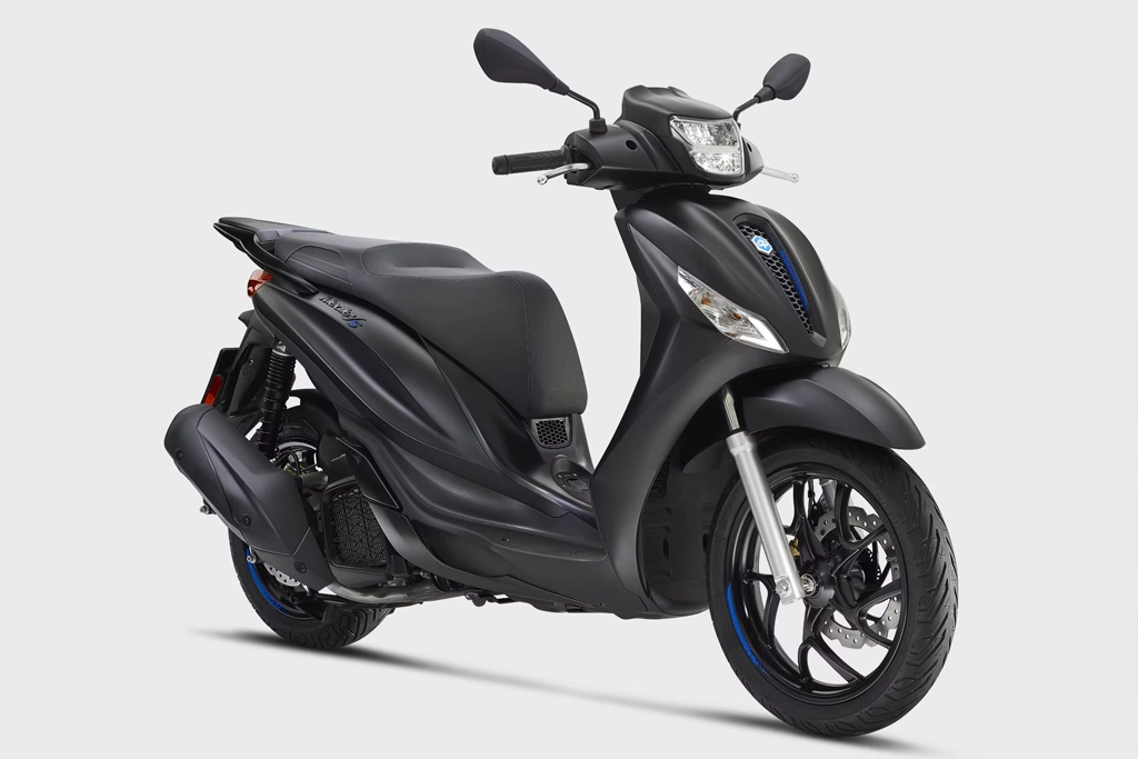 Piaggio Medley vue avant en circulation urbaine