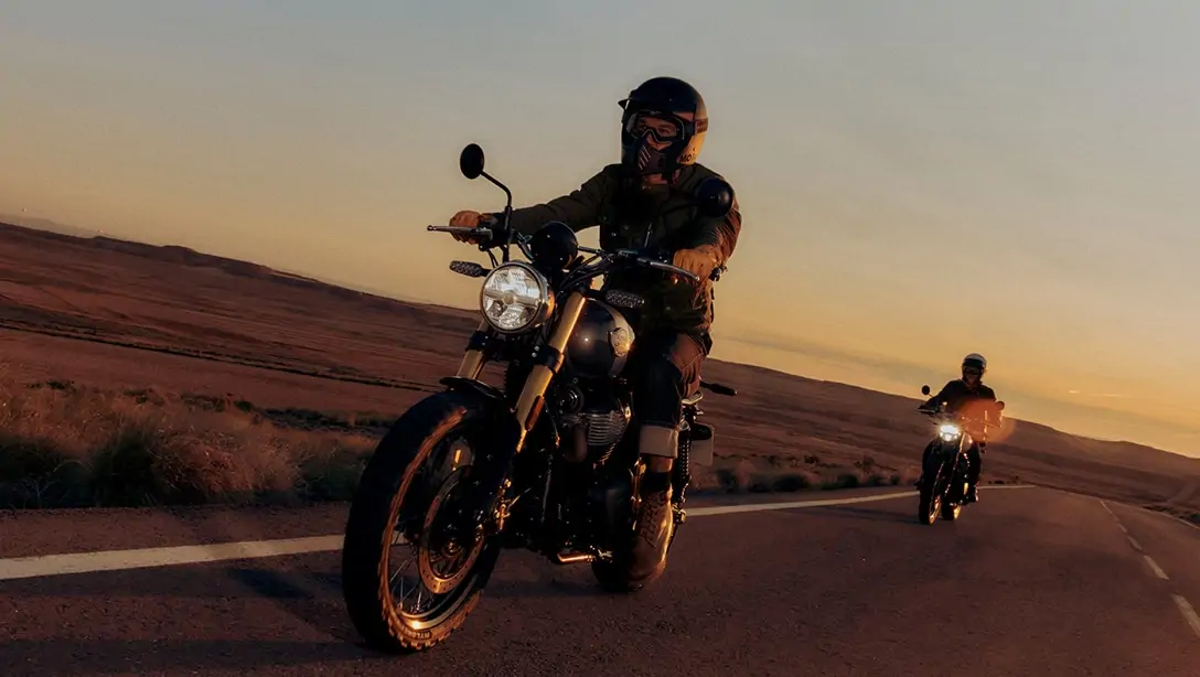 Vue de la Royal Enfield Bear 650 2026 sur route, ambiance scrambler
