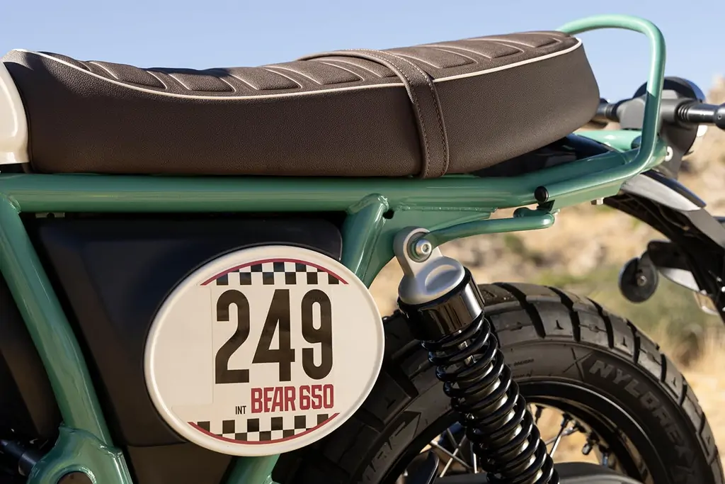 Royal Enfield Bear 650 2026 vue de profil sur terrain accidenté