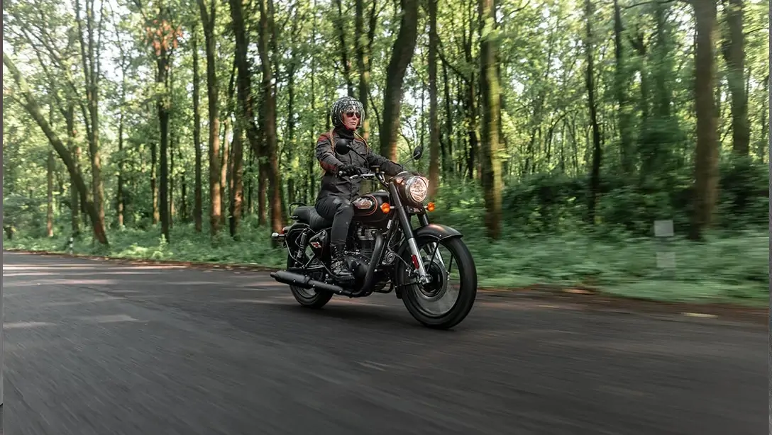 Royal Enfield Bullet 350 2026 vue de profil sur fond noir