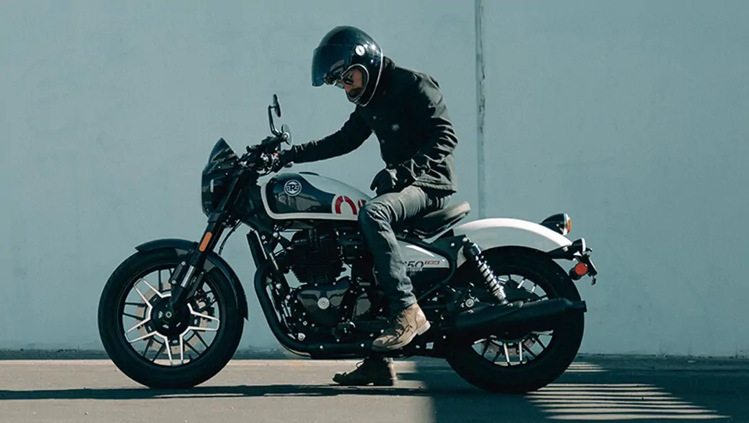 Vue latérale de la Royal Enfield Bullet 650 2026 sur fond sombre
