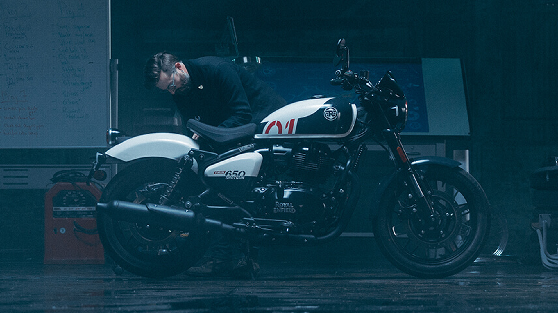 Royal Enfield Bullet 650 2026 en action sur une route de campagne