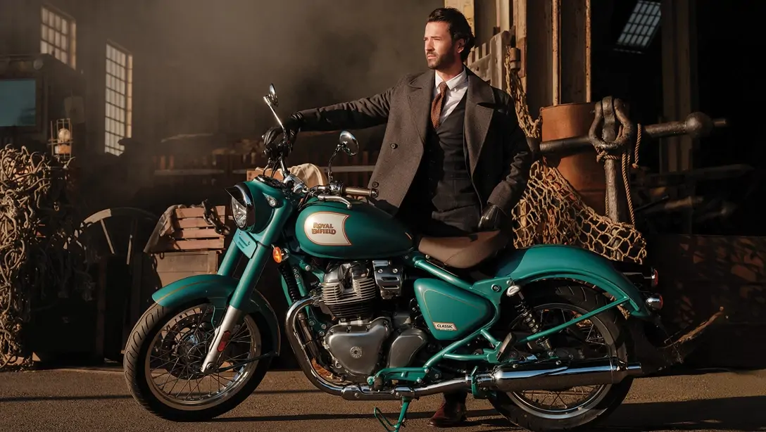 Vue latérale de la Royal Enfield Classic 650 2026 sur fond sombre