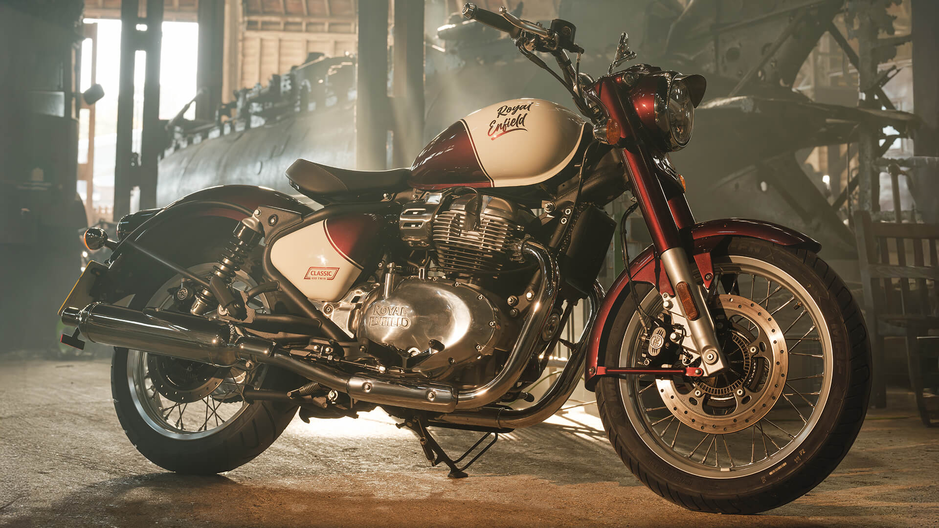 Royal Enfield Classic 650 2026 en action sur route de campagne