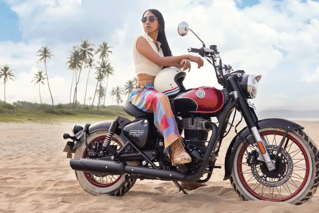 Détail du réservoir et logo Royal Enfield Goan Classic 350 2026