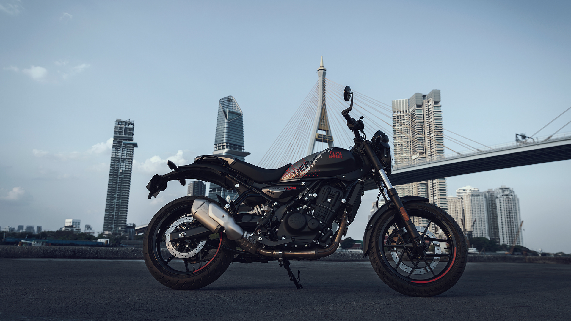 Royal Enfield Guerrilla 450 2026 en mouvement sur une avenue