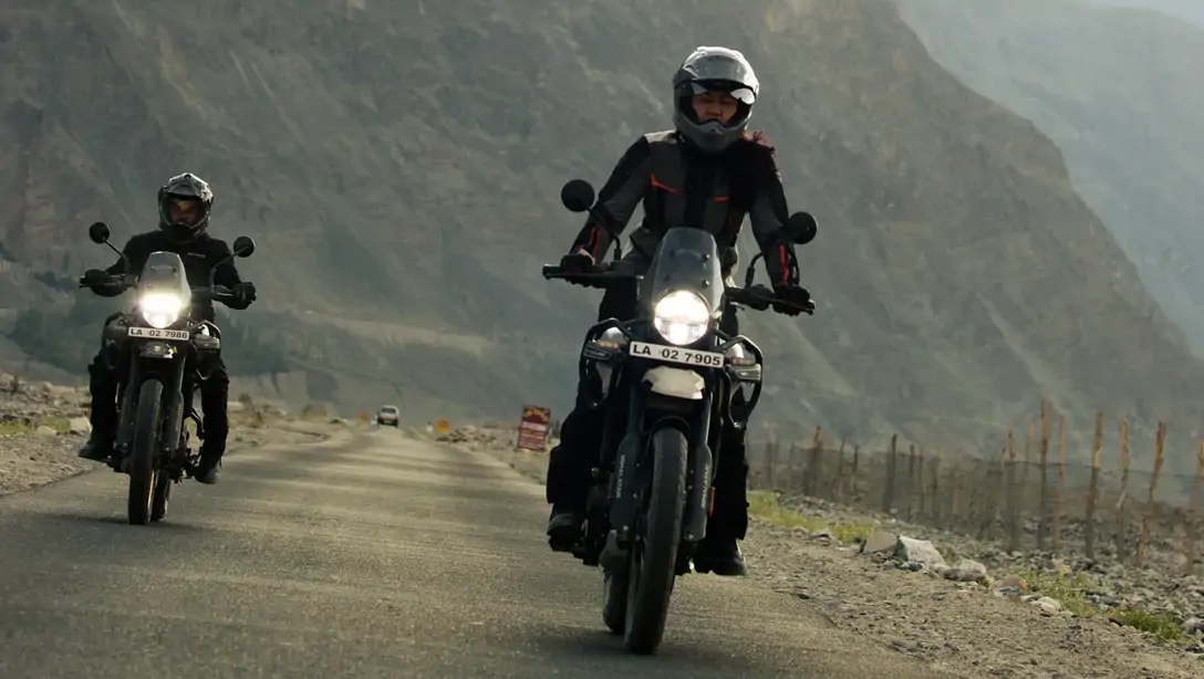 Vue latérale de la Royal Enfield Himalayan 450 2026 sur route