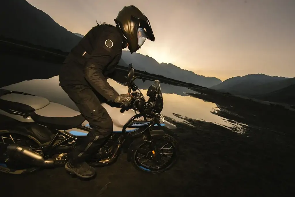 Royal Enfield Himalayan 450 2026 en action sur piste
