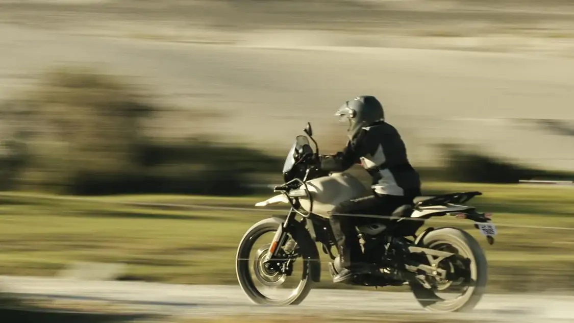Vue arrière de la Royal Enfield Himalayan 450 2026 en pleine nature