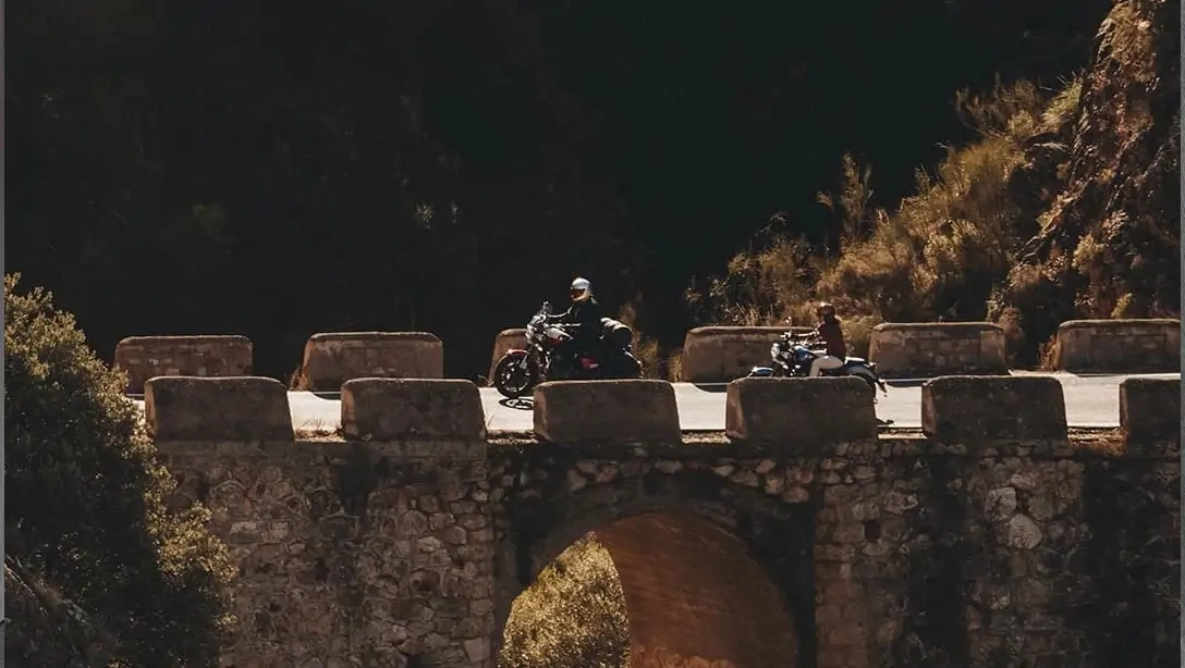 Vue latérale de la Royal Enfield Super Meteor 650 2026 sur route