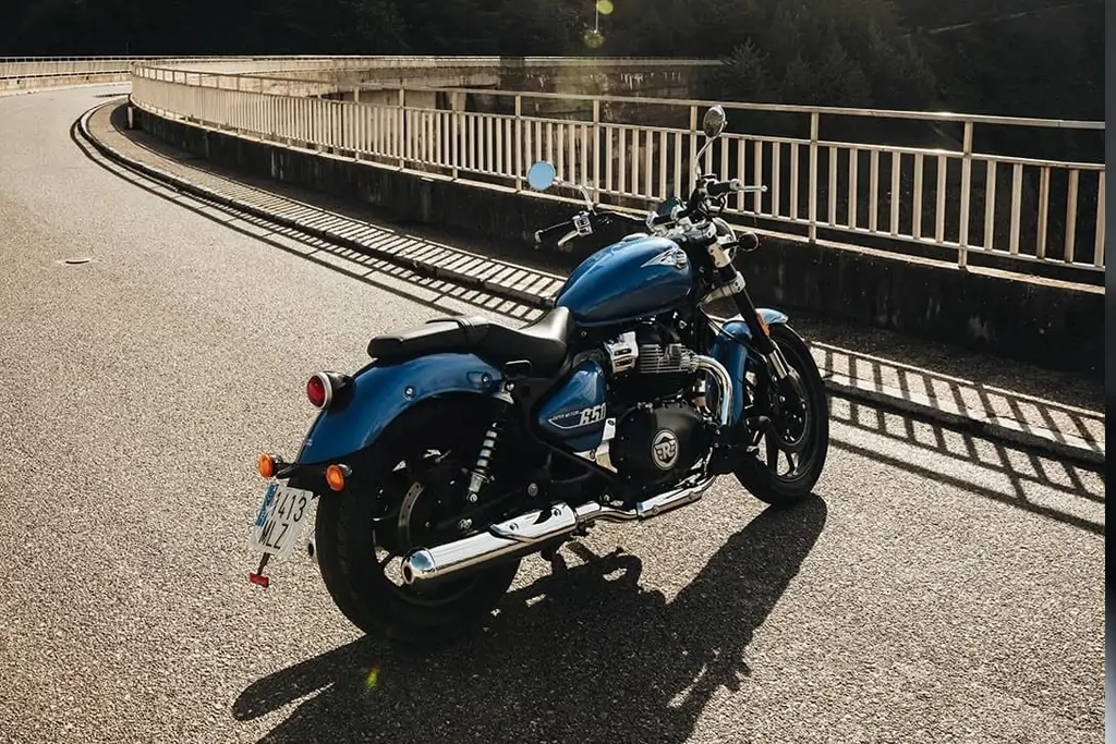Royal Enfield Super Meteor 650 2026 de face, phare allumé