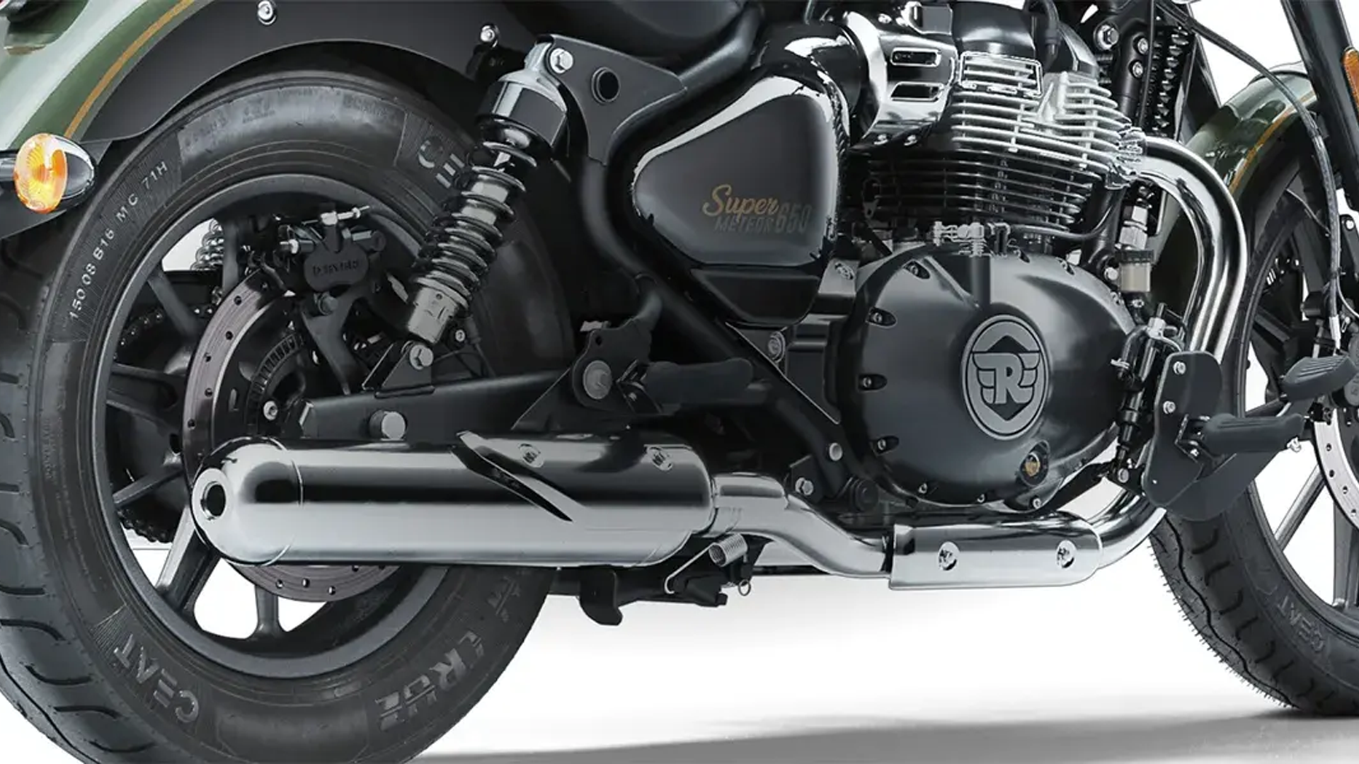 Royal Enfield Super Meteor 650 2026 en voyage sur route panoramique