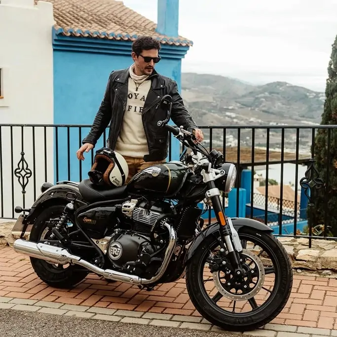 Royal Enfield Super Meteor 650 2026 vue de profil, design élégant