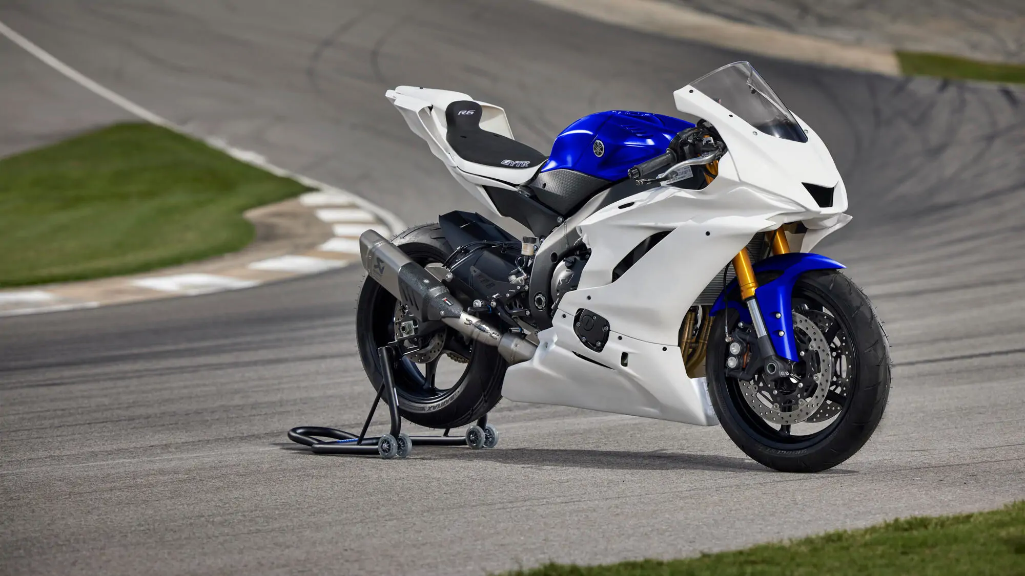 Vue latérale de la Yamaha 2024 R6 GYTR sur piste