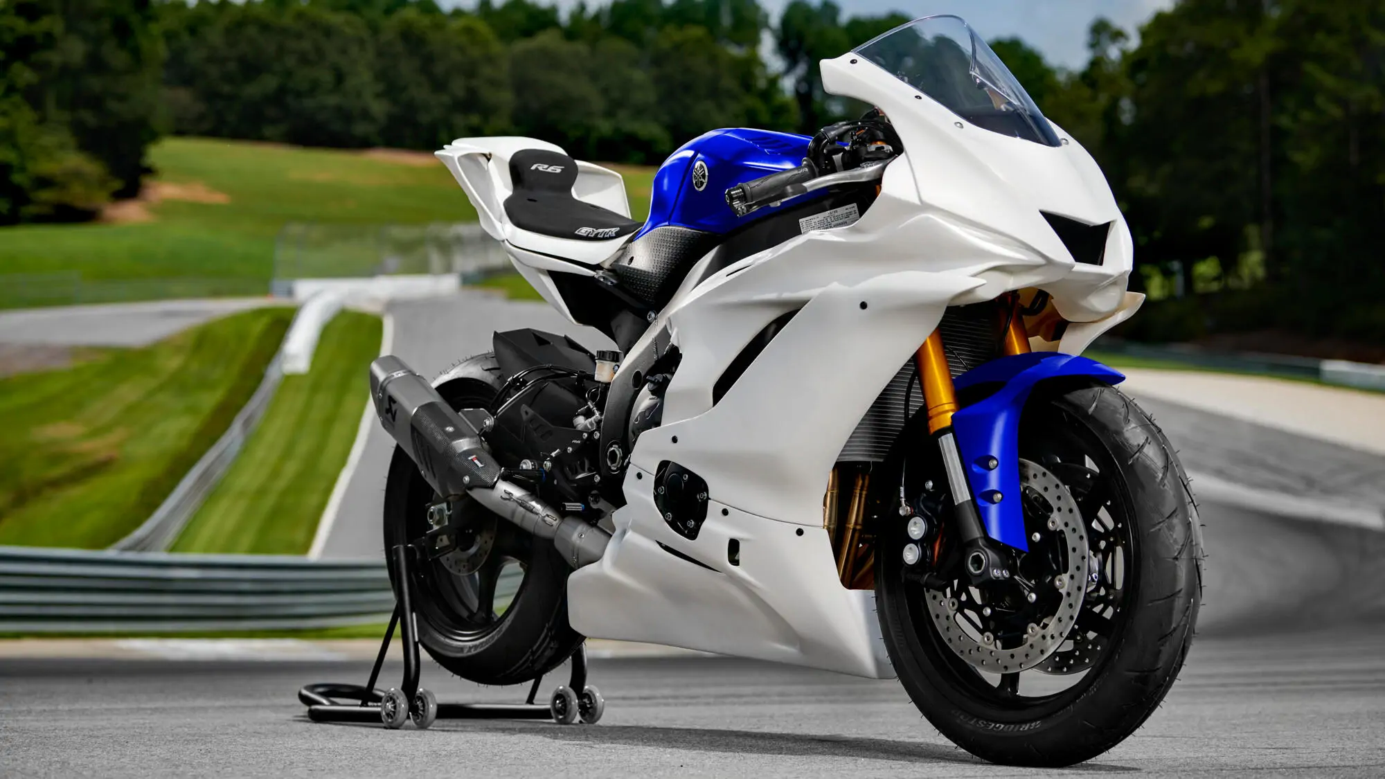 Pilote sur Yamaha 2024 R6 GYTR en virage