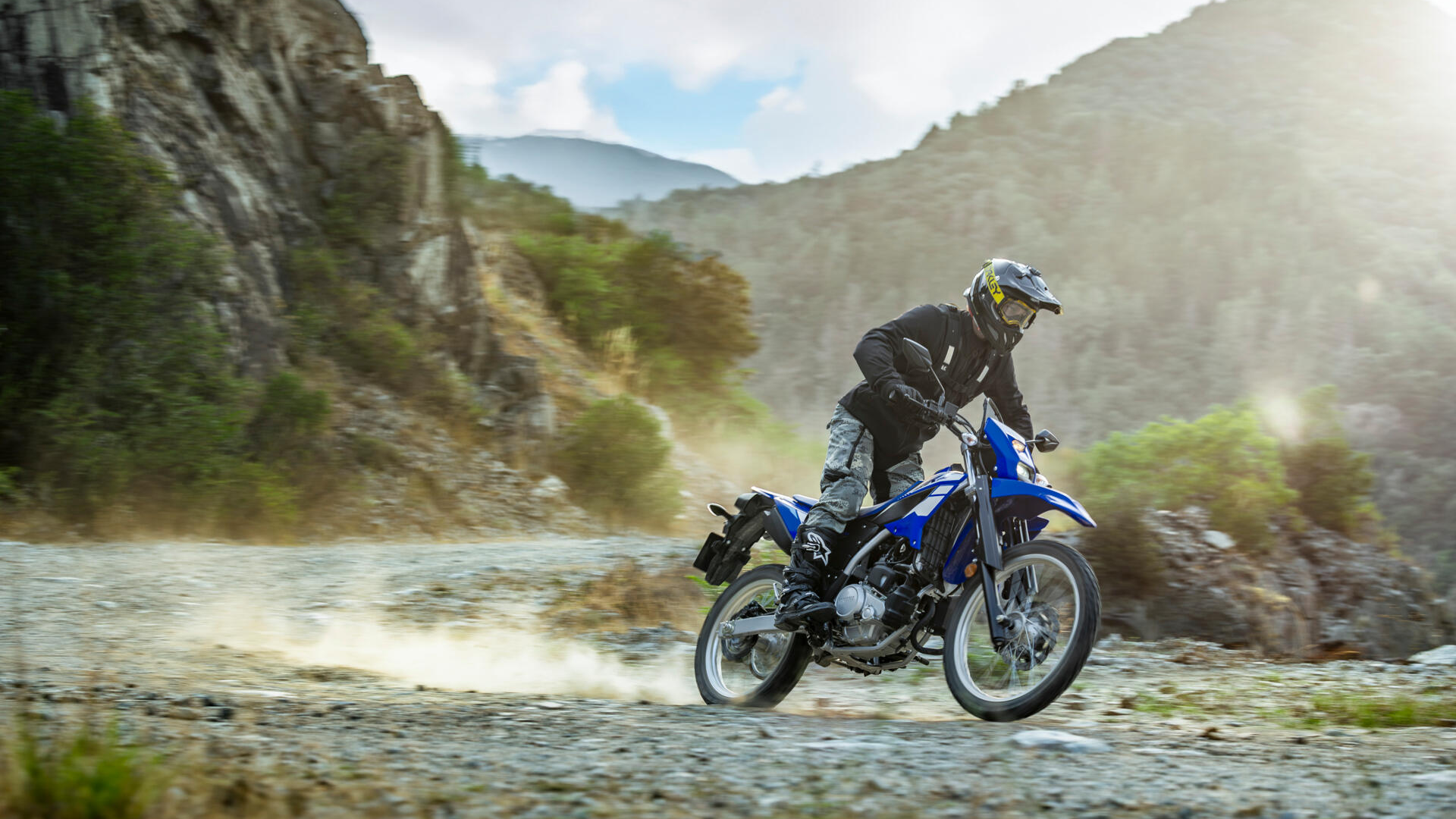 Yamaha WR125R stationnée sur un chemin de campagne