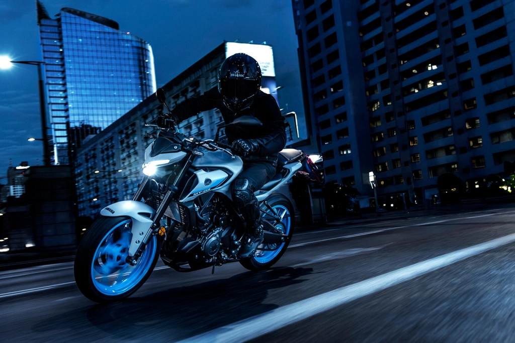 Vue latérale de la Yamaha 2025 MT-03 en action sur route