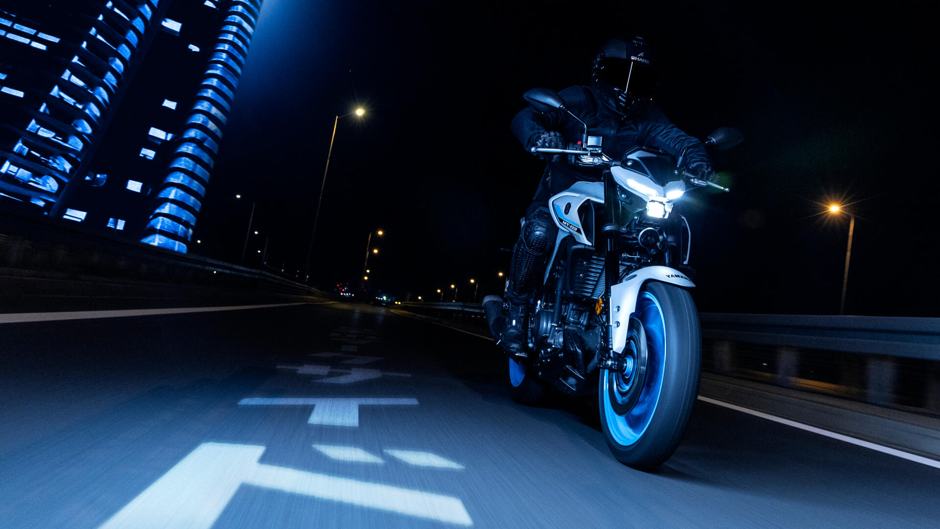 Yamaha 2025 MT-03 en virage, illustrant sa maniabilité et sa stabilité