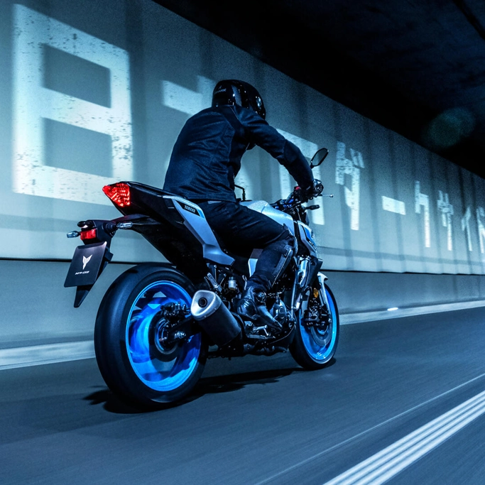 Vue de profil de la Yamaha 2025 MT-03 mettant en avant son design ergonomique
