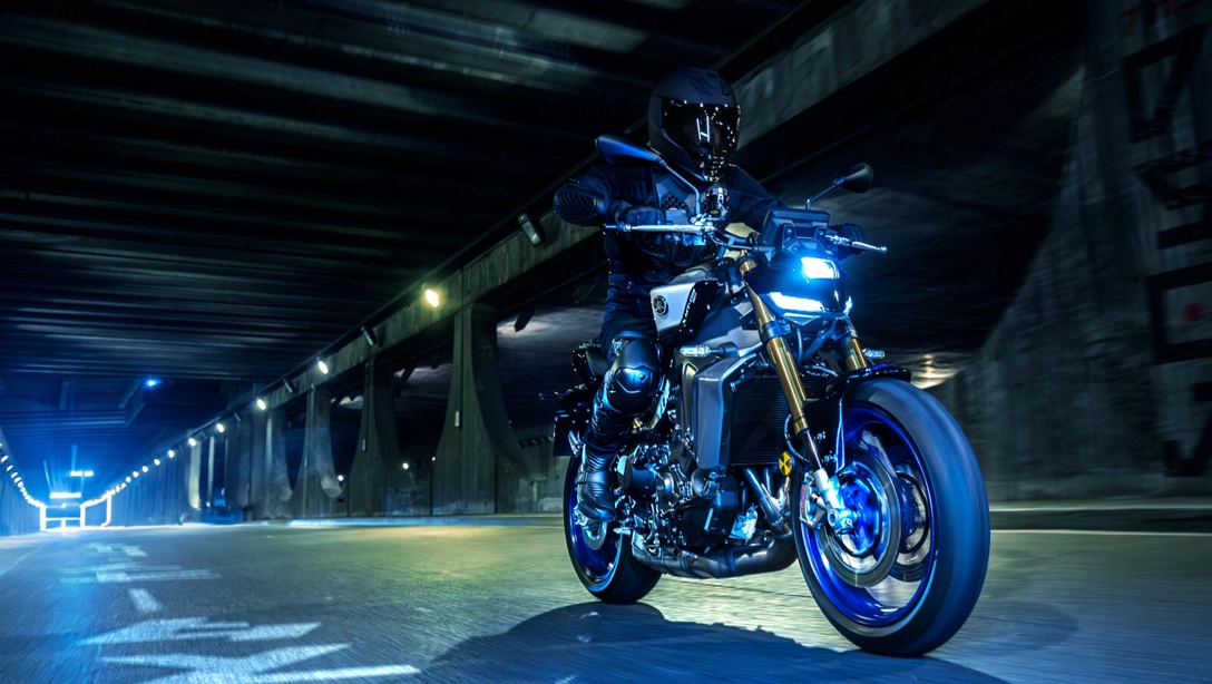 Vue latérale dynamique de la Yamaha 2024 MT-09 SP 35kW sur route