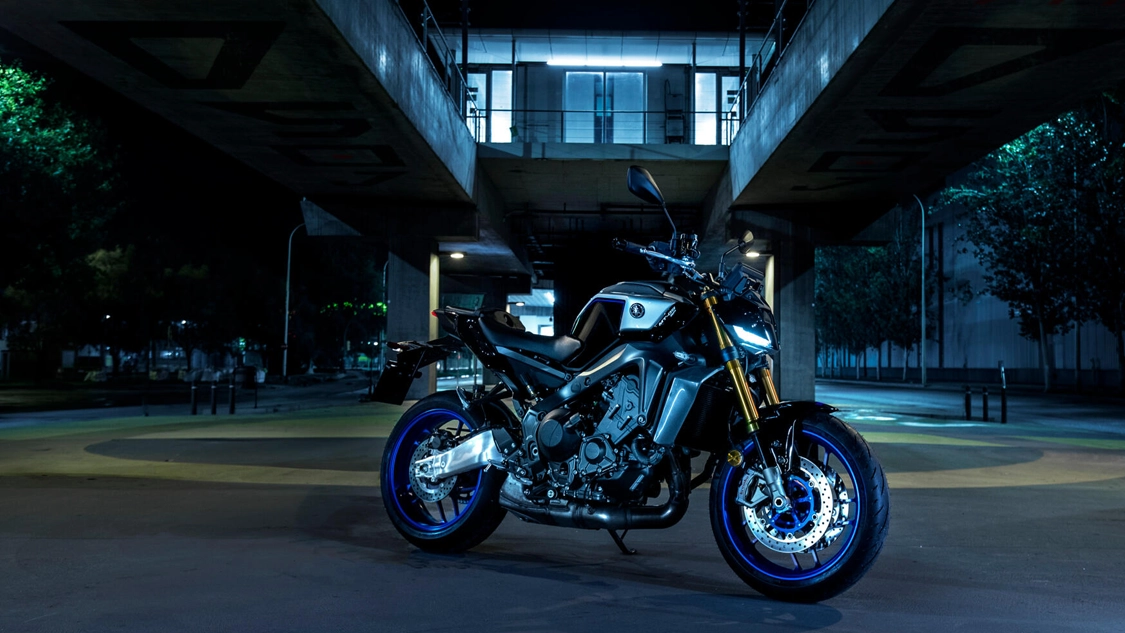 Vue arrière de la Yamaha 2024 MT-09 SP mettant en avant la double sortie d’échappement
