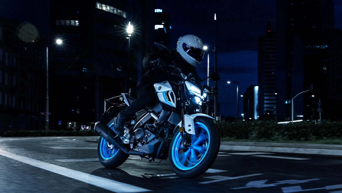 Vue latérale de la Yamaha MT-125 sur fond sombre, mettant en avant son design agressif