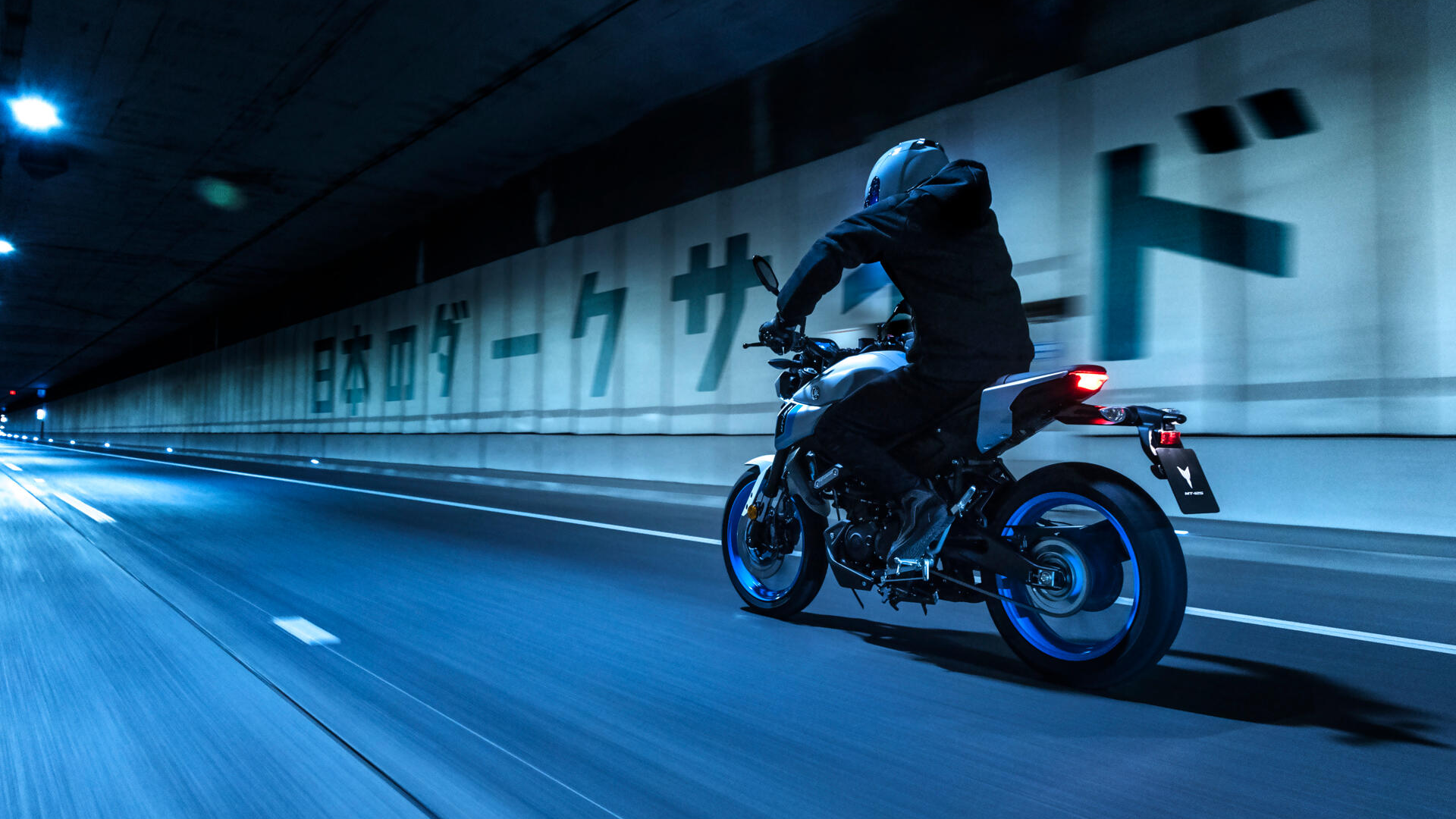 Yamaha MT-125 en action sur route, mettant en avant sa maniabilité