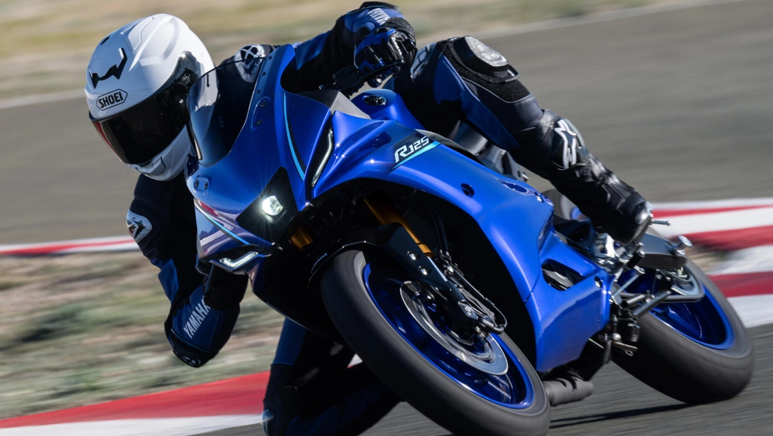 Vue latérale de la Yamaha R125 sur fond sombre, mettant en avant son design sportif