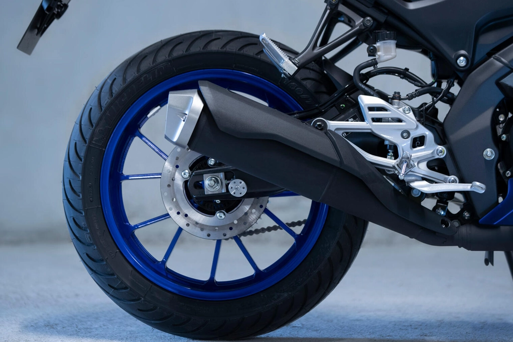 Yamaha R125 vue de face, soulignant la signature lumineuse LED