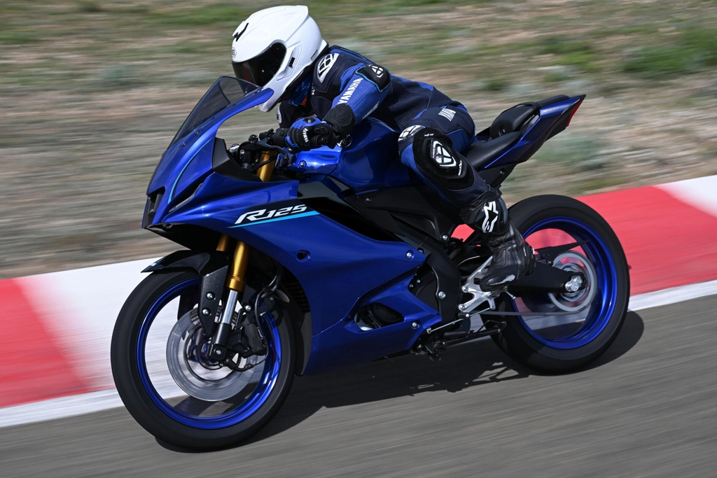 Tableau de bord numérique de la Yamaha R125 affichant les informations de conduite
