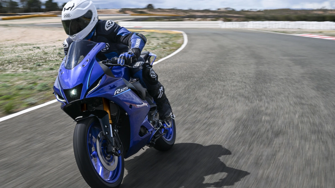 Vue arrière de la Yamaha R125 montrant la selle et le feu arrière compact