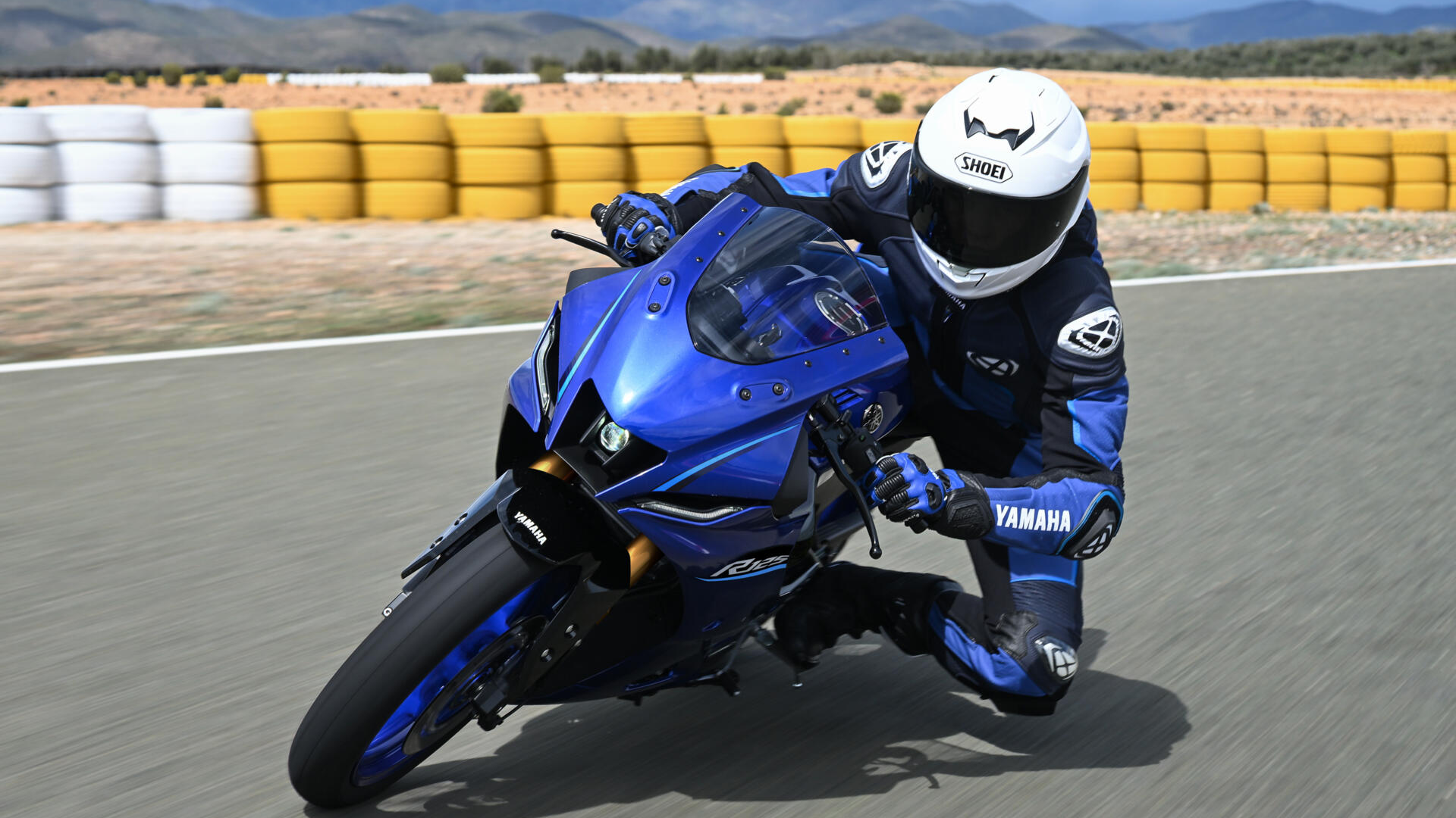 Yamaha R125 en action sur route, illustrant sa maniabilité et son dynamisme