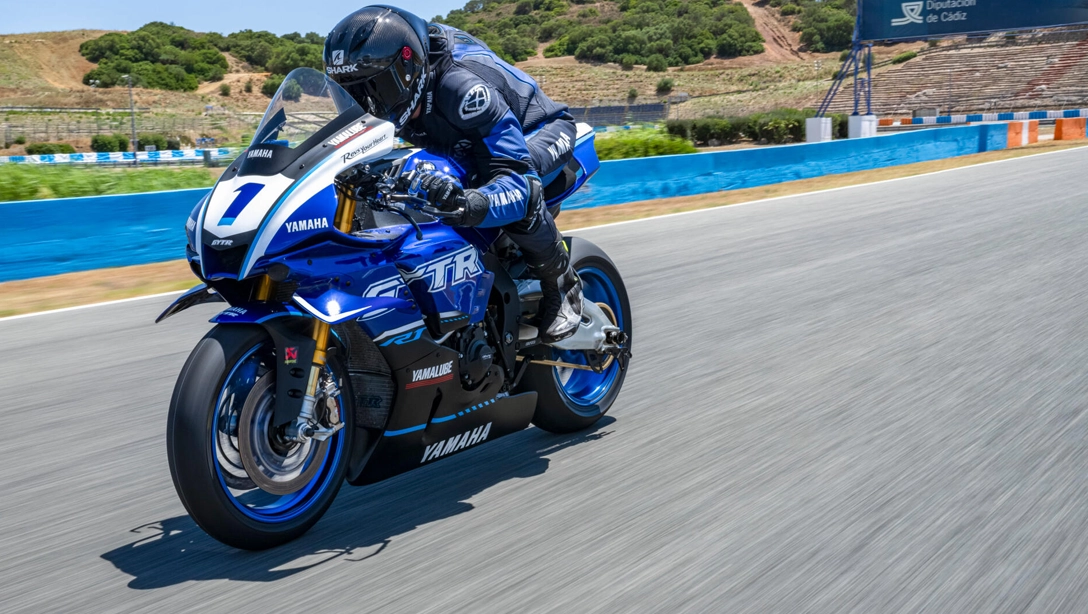 Vue latérale dynamique de la Yamaha 2025 R1 GYTR sur circuit
