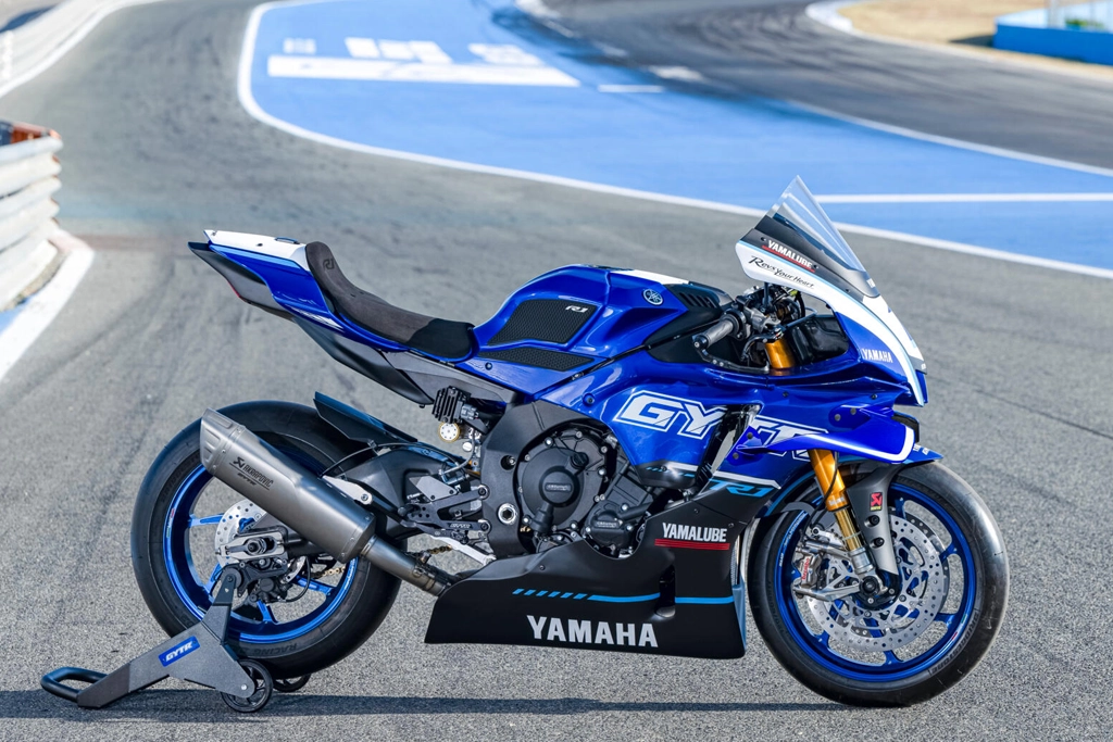Yamaha 2025 R1 GYTR vue de face sur piste