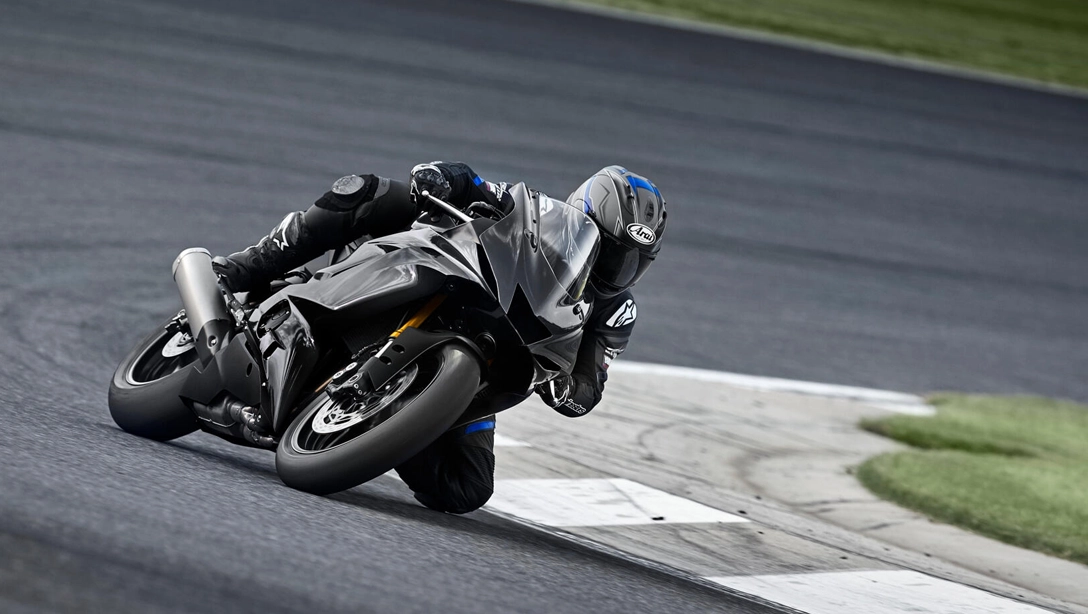 Vue latérale dynamique de la Yamaha 2025 R6 RACE sur circuit