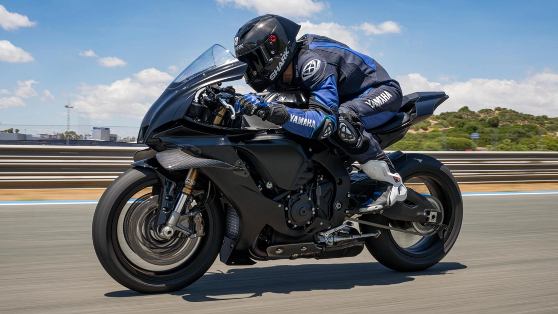 Vue latérale dynamique de la Yamaha 2025 R1 RACE sur circuit