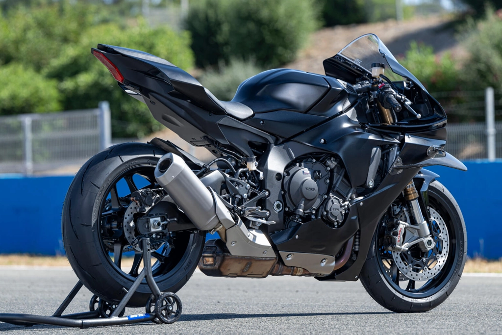 Yamaha 2025 R1 RACE vue de face sur piste