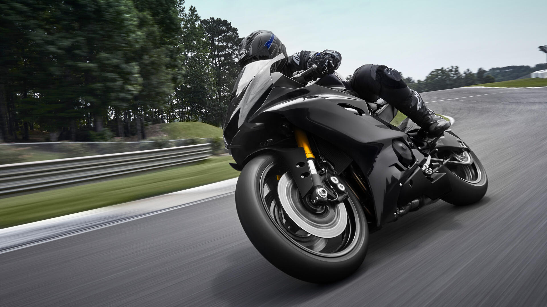 Pilote sur Yamaha 2025 R6 RACE en virage sur circuit