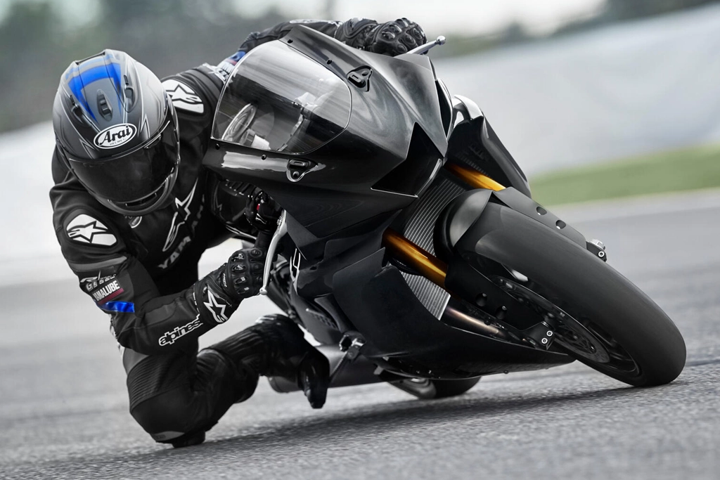 Yamaha 2025 R6 RACE vue avant sur piste