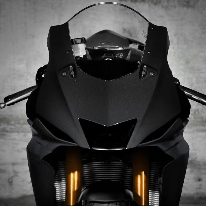 Yamaha 2025 R6 RACE profil sur circuit