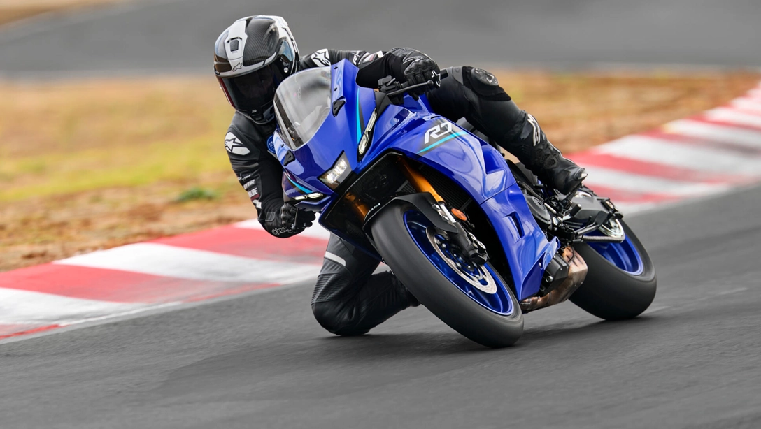 Vue latérale de la Yamaha R7 sur fond noir