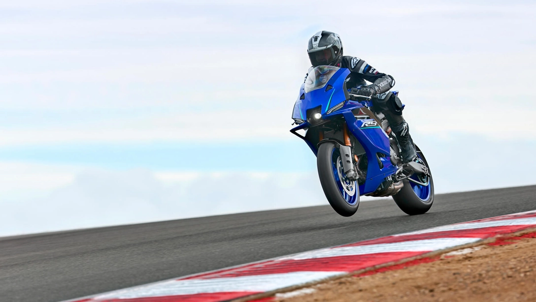 Vue latérale dynamique de la Yamaha R9 sur route