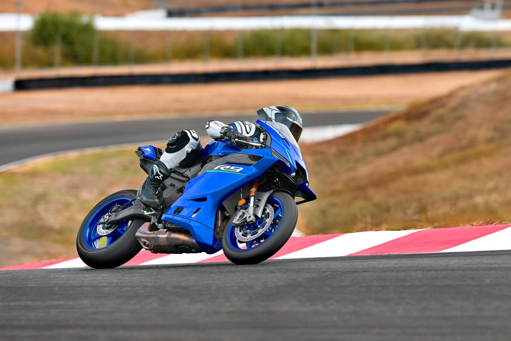 Tableau de bord numérique Yamaha R9 en gros plan
