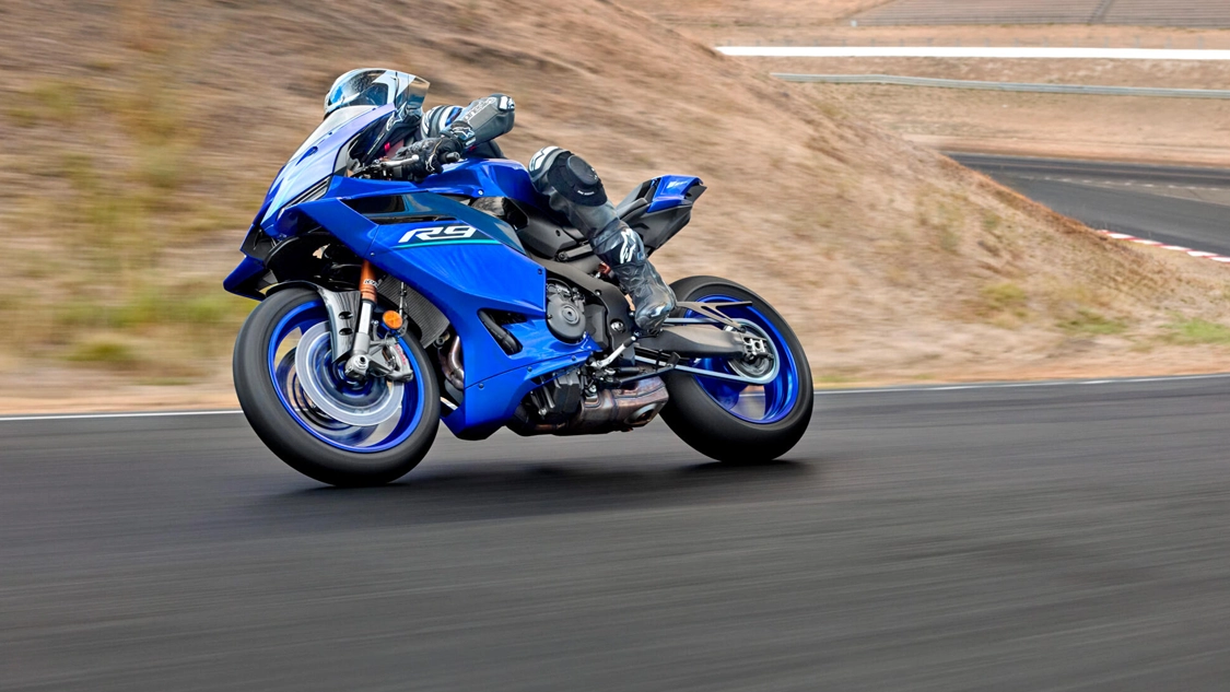 Profil sportif de la Yamaha R9 en action