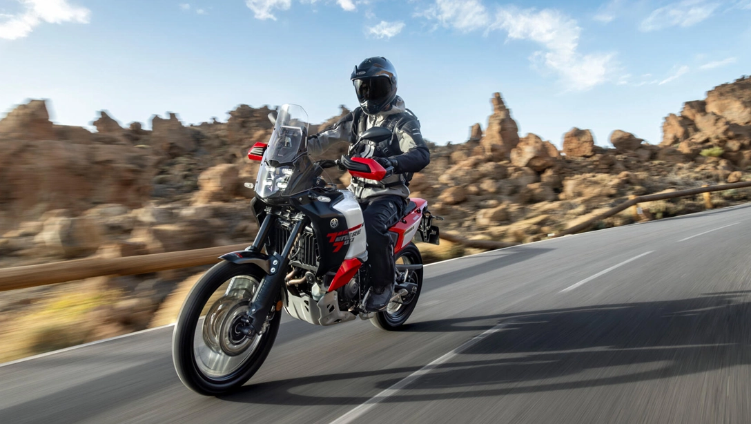 Vue latérale de la Yamaha Ténéré 700 World Raid sur piste