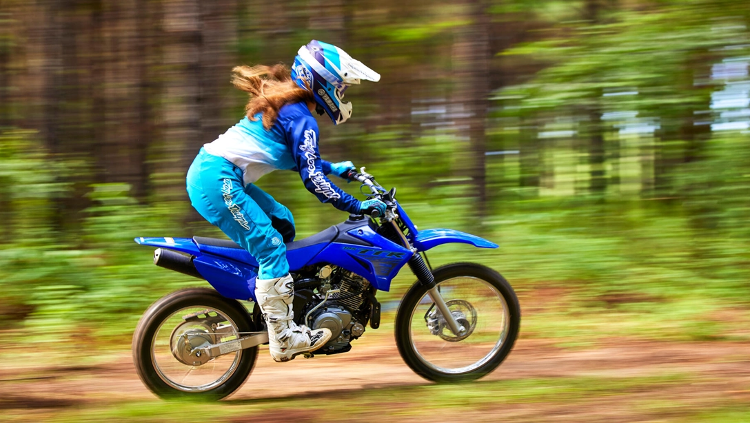 Moto tout-terrain Yamaha 2024 TT-R125 sur fond noir, vue de profil