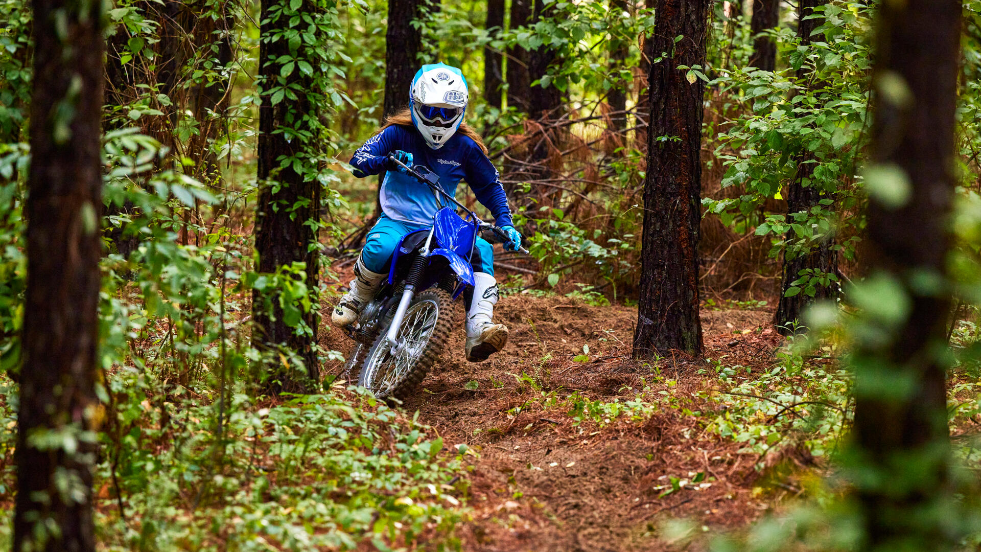 Yamaha 2024 TT-R125 sur sentier forestier, vue dynamique