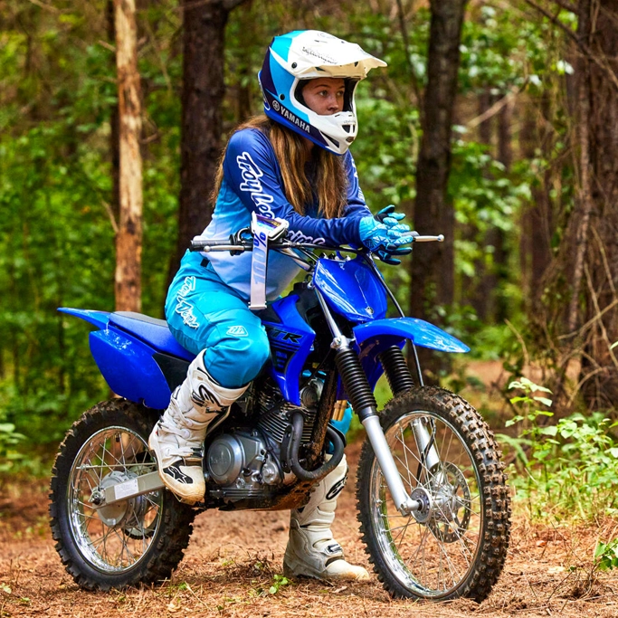 Vue latérale de la Yamaha 2024 TT-R125 sur terrain de cross