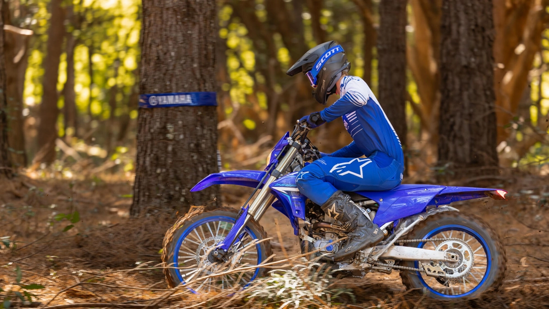 Vue latérale de la Yamaha WR250F sur fond noir